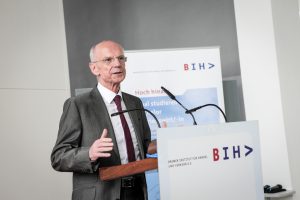 Christian Weber gratuliert BIHV-Betriebswirte in 2017